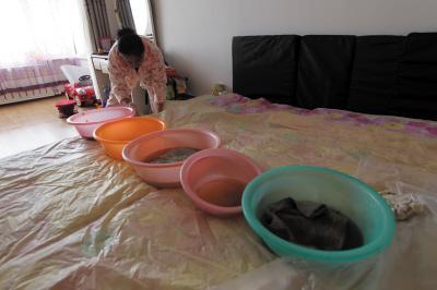 曲麻莱楼上漏水，住户失联，小区没物管，业主维权难！律师来支招……